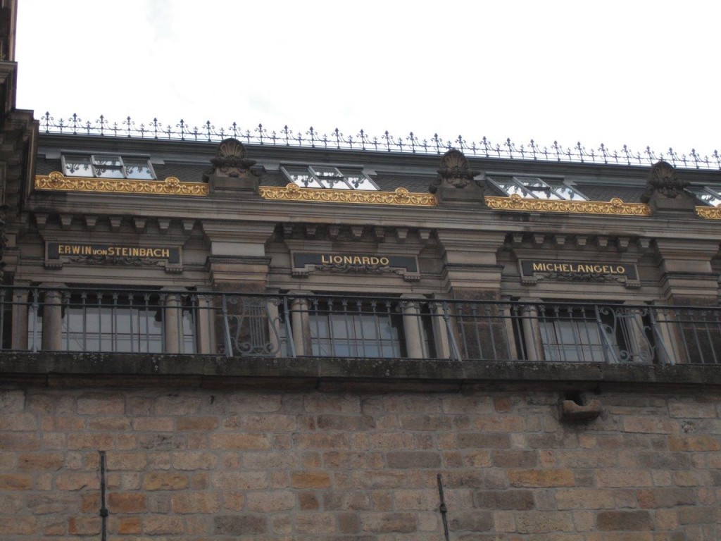 Albertinum: berühmte Namen zieren das Gebäude: Erwin von Steinbach, Lionardo, Michelangelo