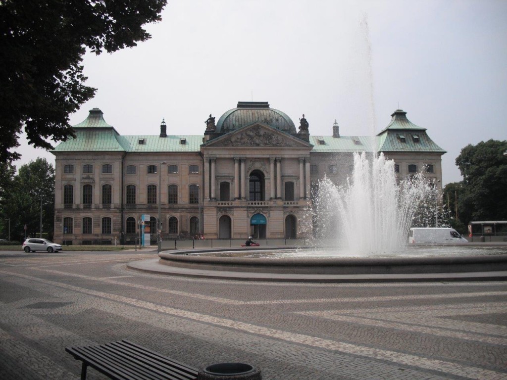 Japanisches Palais mit Springbrunnen, August 2013