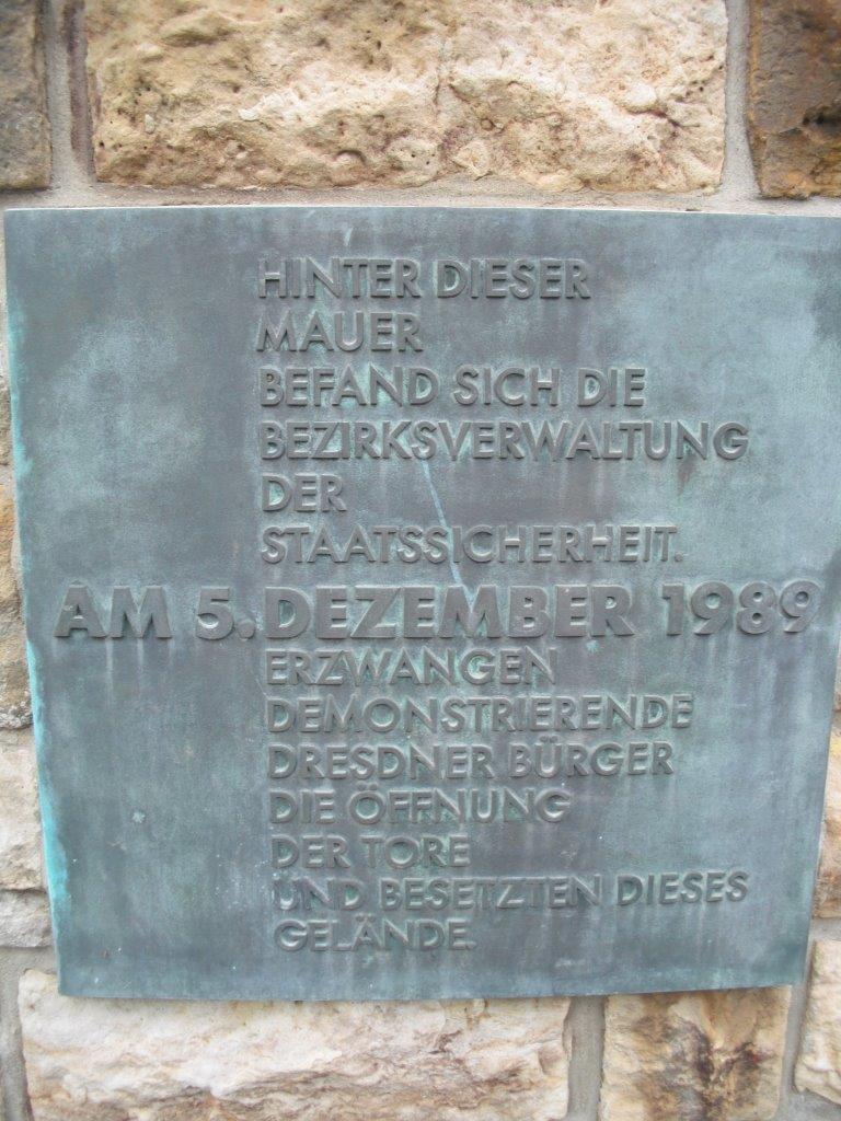 Gedenktafel an einem Original-Mauerstück der früheren MfS-Bezirksverwaltung; heute: Gedenkstätte Bautzner Straße, Dresden