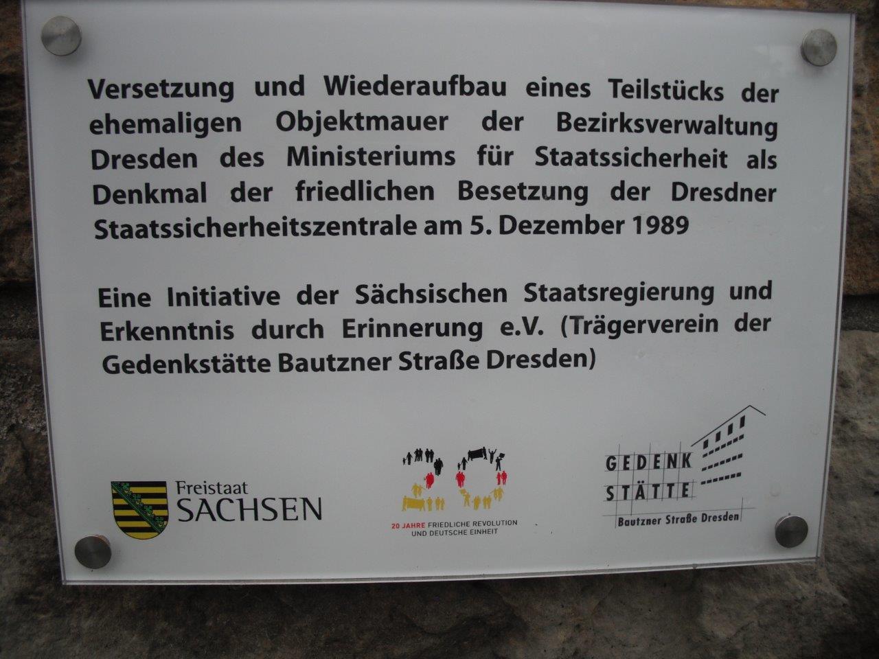 Tafel an der Mauer der früheren Bezirksverwaltung Dresden des Ministeriums für Staatssicherheit; heute: Gedenkstätte Bautzner Straße, Dresden