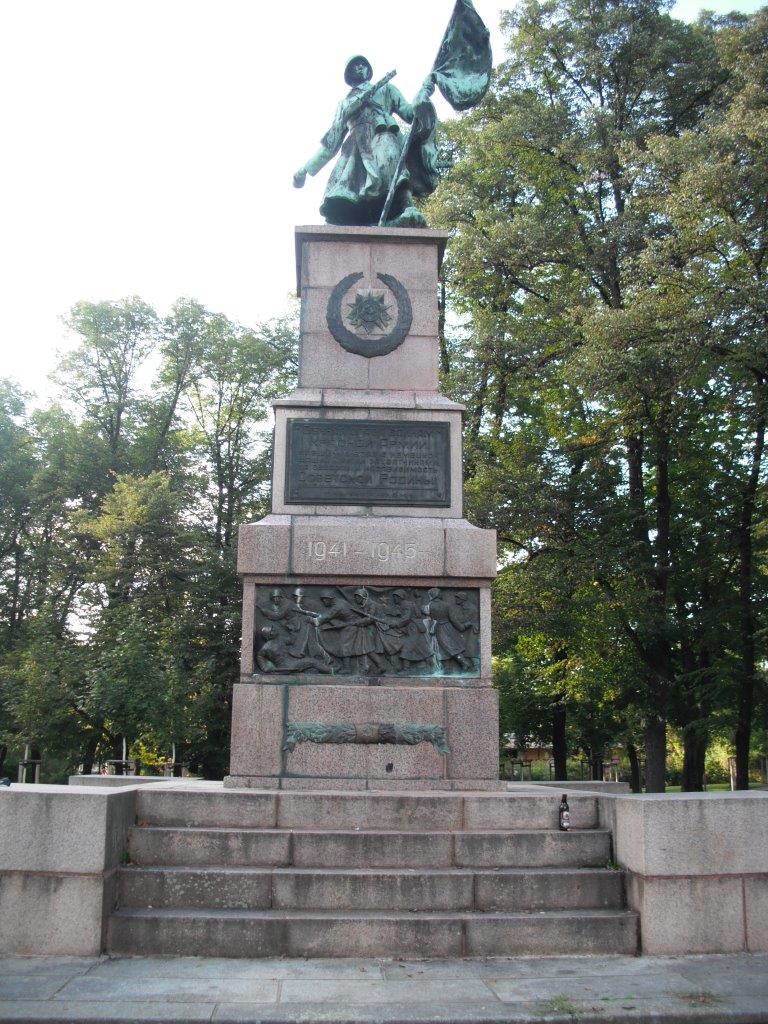 Denkmal am Militärhistorischen Museum Dresden