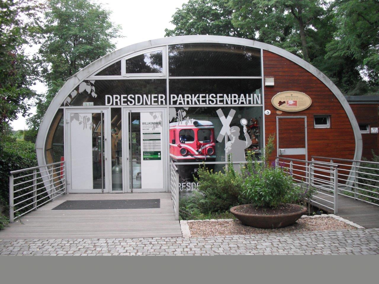 Parkeisenbahn im Großen Garten, Dresden: Bahnhof an der Gläsernen Manufaktur, August 2013